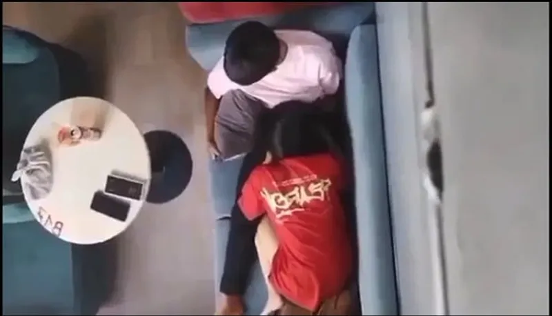 Quay lén bồ mút mút cho bạn gái nơi công cộng